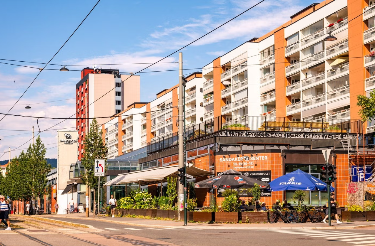 Beliggenheten er ypperlig - her bor du med enkel gange til alt du behøver i hverdagen(transport, dagligvare, trening, shopping, uteliv og natur) Galleribilde