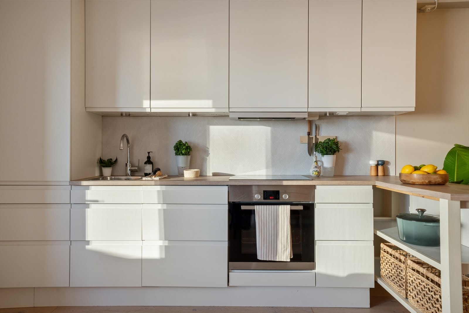 Moderne HTH-kjøkken i åpen løsning mot stuen. Kjøkkenet er fra 2015, oppgradert i 2025 med ny benkeplate og sprutplate. Galleribilde