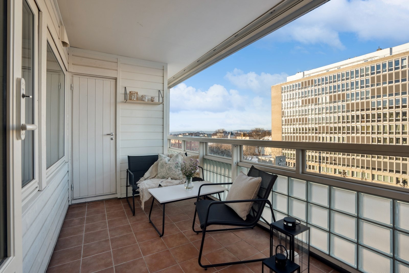 Den vestvendte balkongen er stor og har nydelig solforhold. Praktisk bod på balkongen. Galleribilde