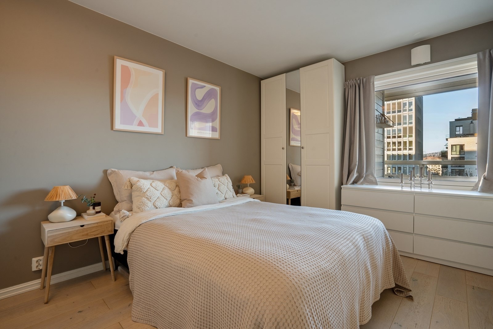 Hovedsoverommet har garderobeskap. Garderobeskapet har speilfronter som gir en lys og lutftig romfølelse med lyset som reflekterer i glasset. Galleribilde