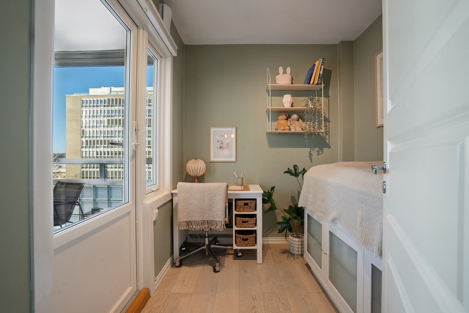 Veggene er malt i moderne farger, og gulvet er dekket med vakker parkett. Galleribilde