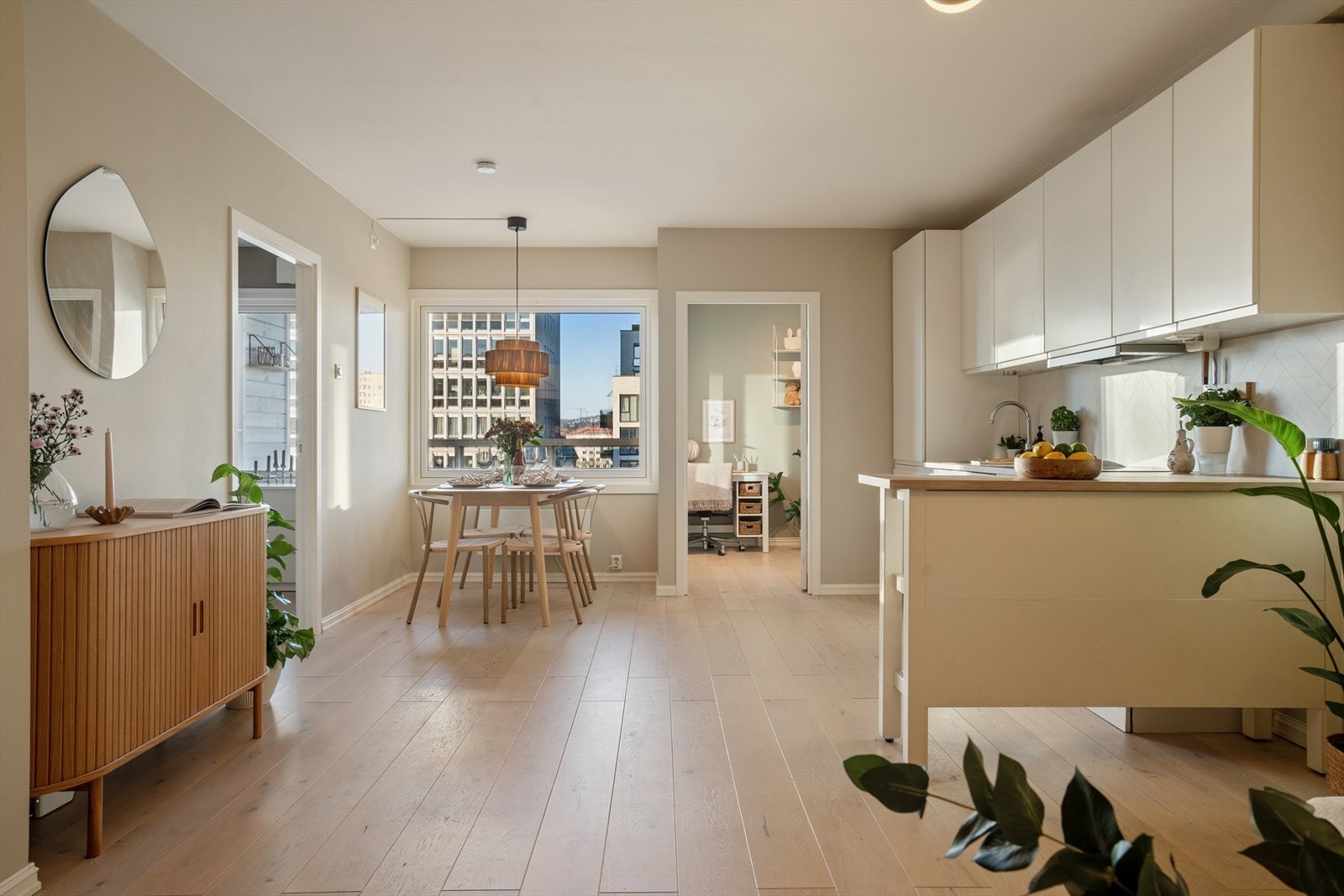 Leiligheten nyter godt av rikelig naturlig lys som strømmer inn gjennom flere vindusflater i stue og kjøkken. Vinduer ble byttet i 2019. Galleribilde