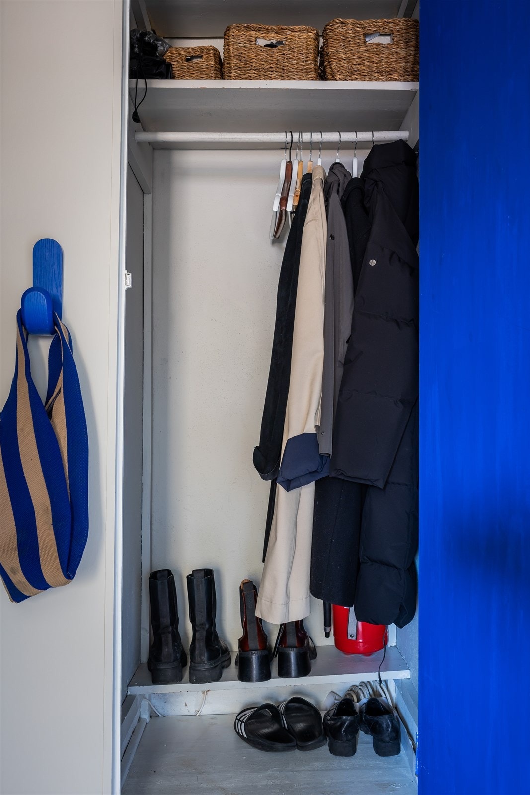 Praktisk garderobeskap i gangen. Galleribilde