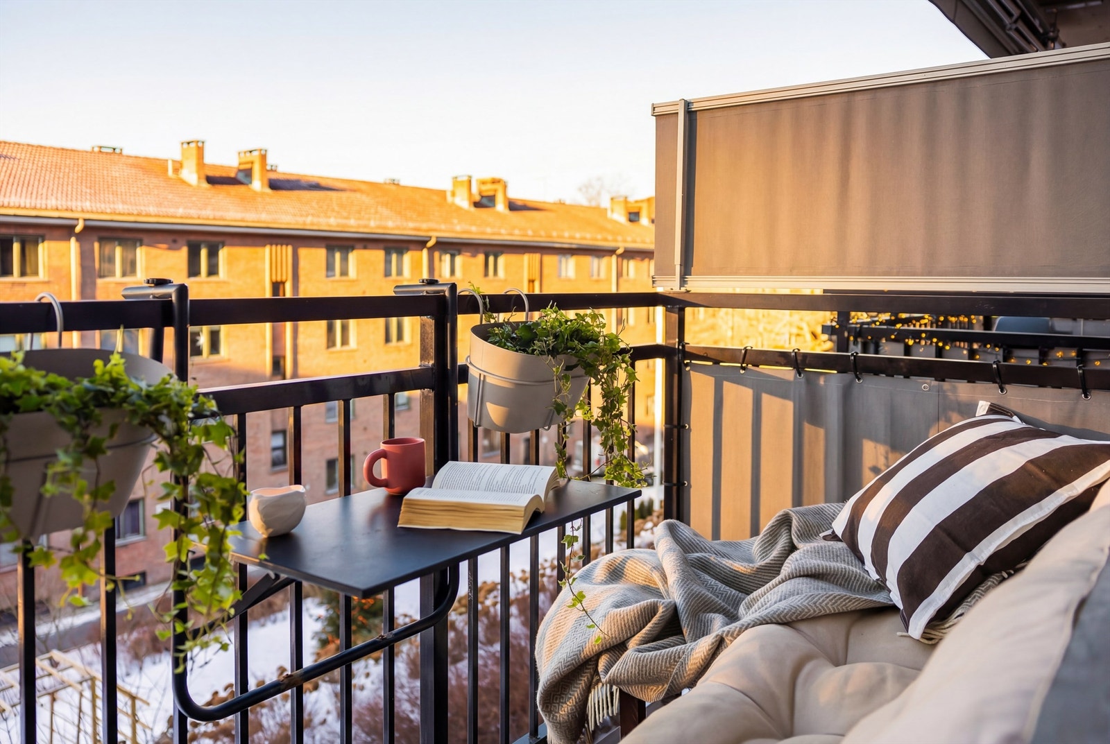 Solrik vestvendt balkong med plass til enkelt møblement. Galleribilde