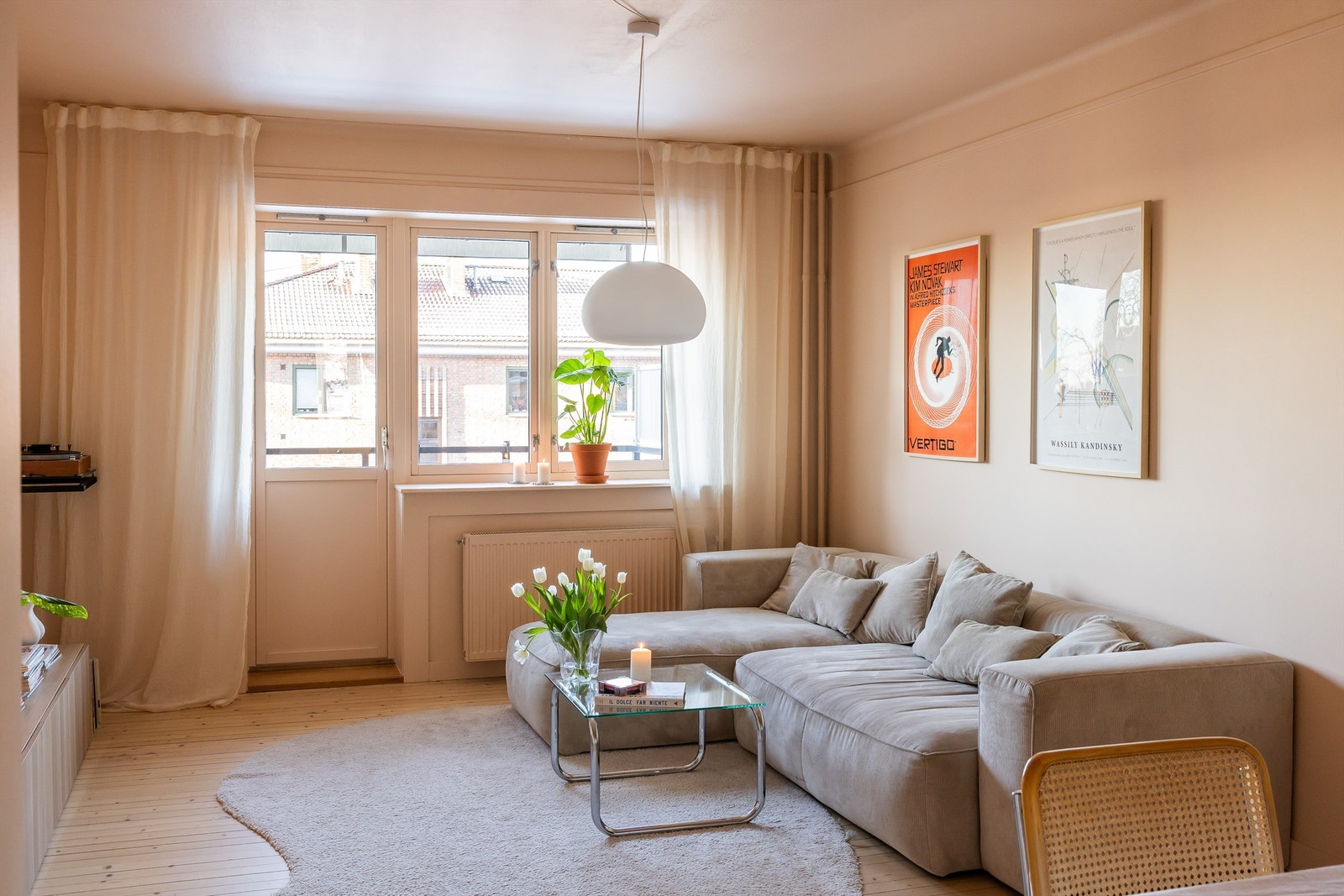 Stuen er malt i tidløse og innbydende farger. Galleribilde