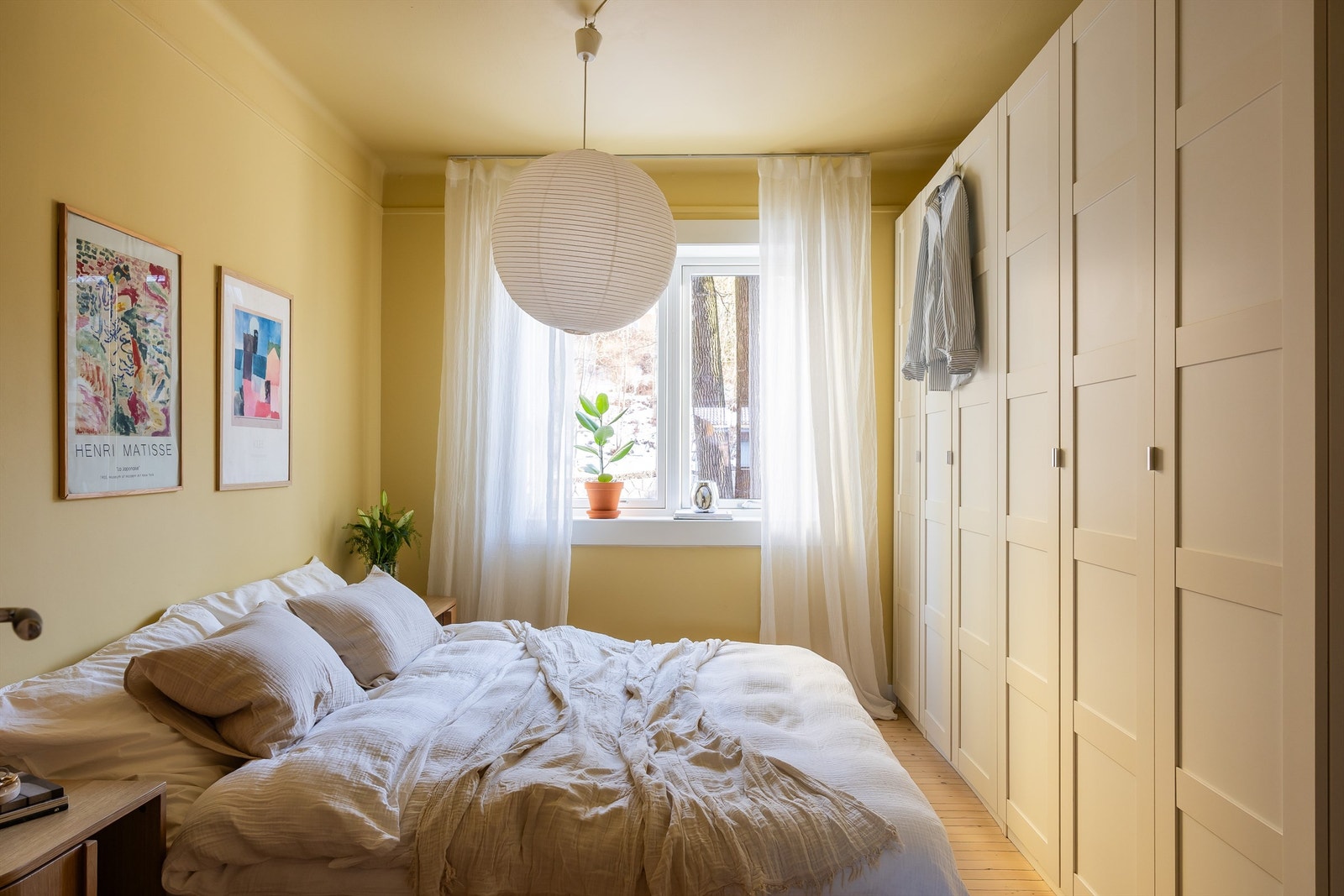 Hovedsoverommet er av god størrelse og kan enkelt innredes med dobbeltseng og tilhørende nattbord. Galleribilde