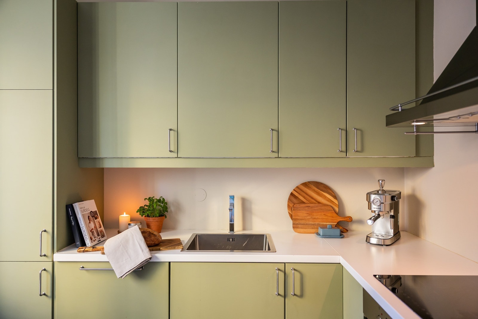 Det er rikelig med oppbevaringsplass i både skuffer og skap. Den gode benkeplassen gjør matlagingen enkel. Galleribilde