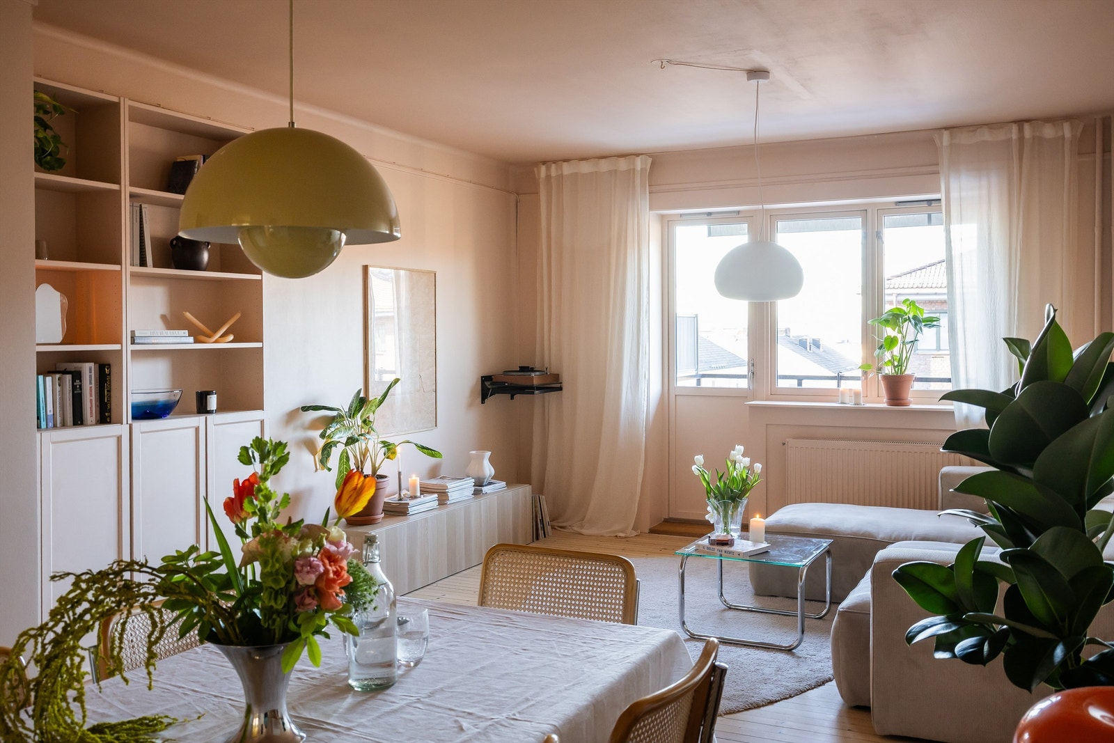 Lys og romslig stue med god plass til både sofagruppe og spisesone. Utgang til balkong. Galleribilde