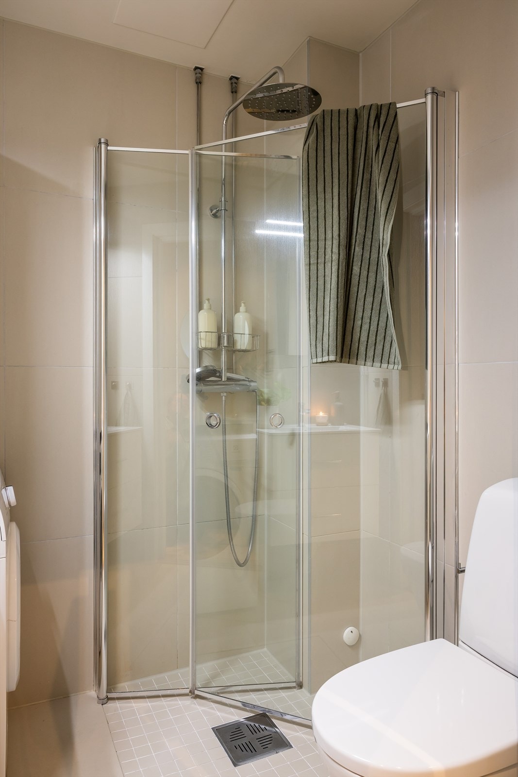 Badet er pent flislagt på gulv og vegger med varme i gulvet. Galleribilde