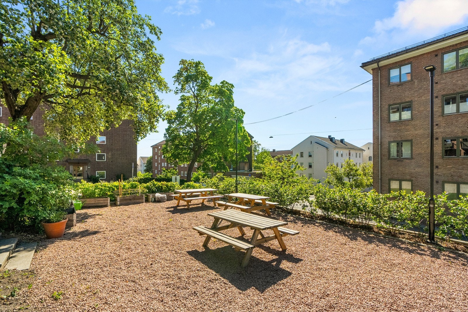 Det er flere sittegrupper på borettslagets tomt! Galleribilde