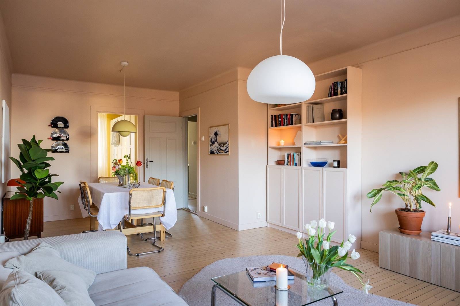 Stuen er romslig med god planløsning og kan enkelt innredes med en hyggelig sofagruppe med tilhørende sofabord. Galleribilde