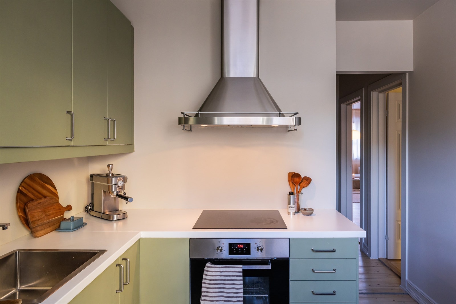 Kjøkkenet er holdt i en praktisk separat løsning fra stuen, noe som gir en fin sone for matlagingen. Galleribilde