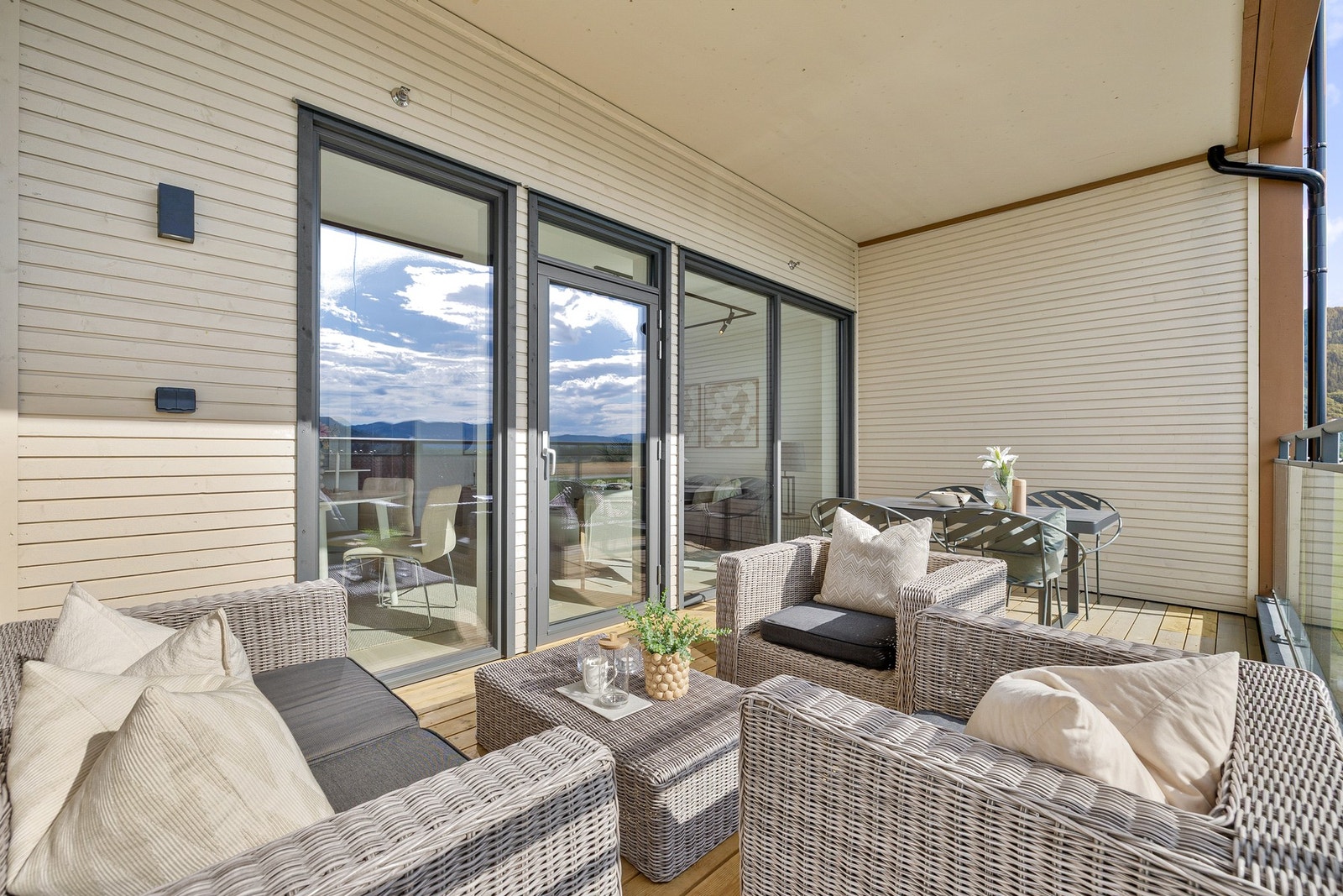 Romslig balkong på hele 16 kvm med god plass til møblering. Galleribilde