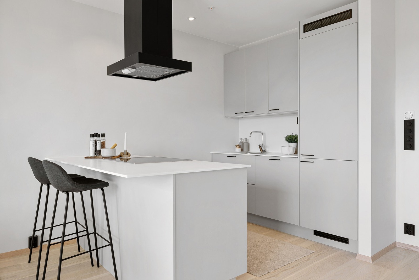 Lekkert kjøkken med integrerte hvitevarer fra Miele. Galleribilde