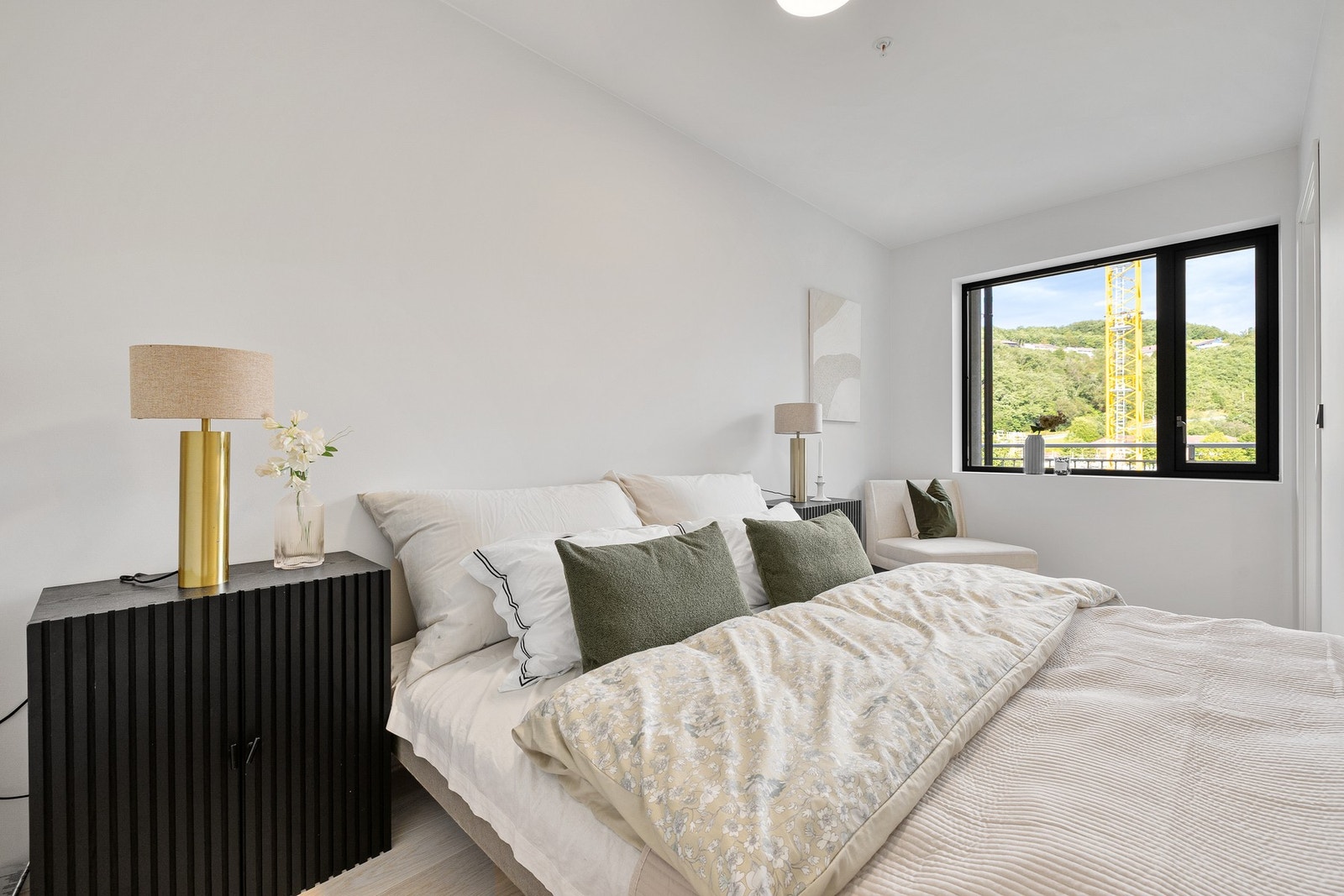 Leiligheten byr på to gode soverom vendt mot stille bakgård Galleribilde