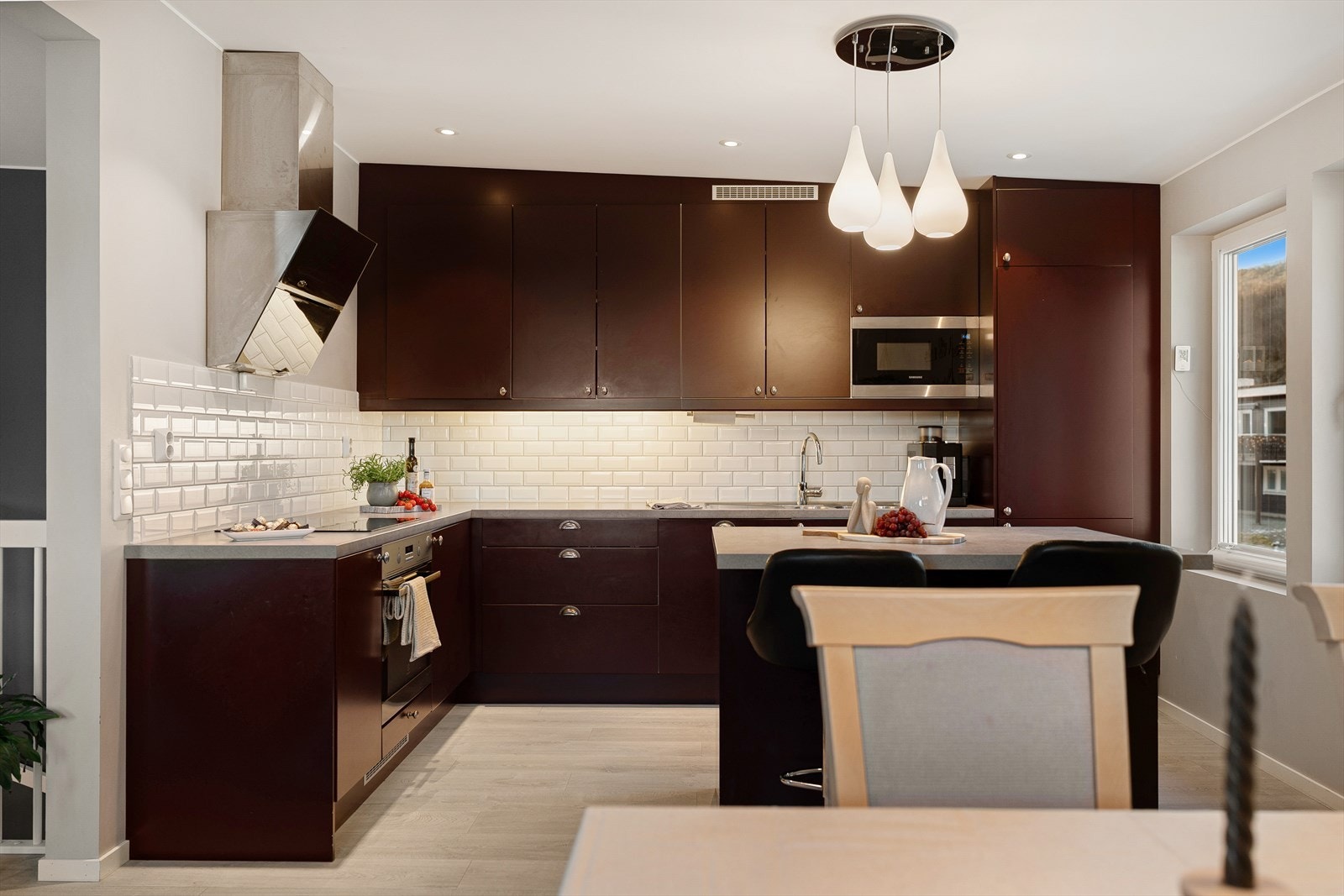 Epoq kjøkken med slette fronter, benkeplate av laminat og stålvask med skyllekum og avrenningsbrett Galleribilde