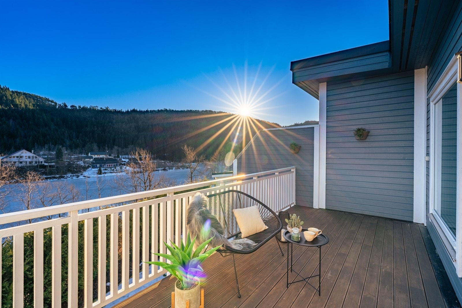 Fantastisk utsikt utover Hegglandsvatnet og fjellet. Galleribilde