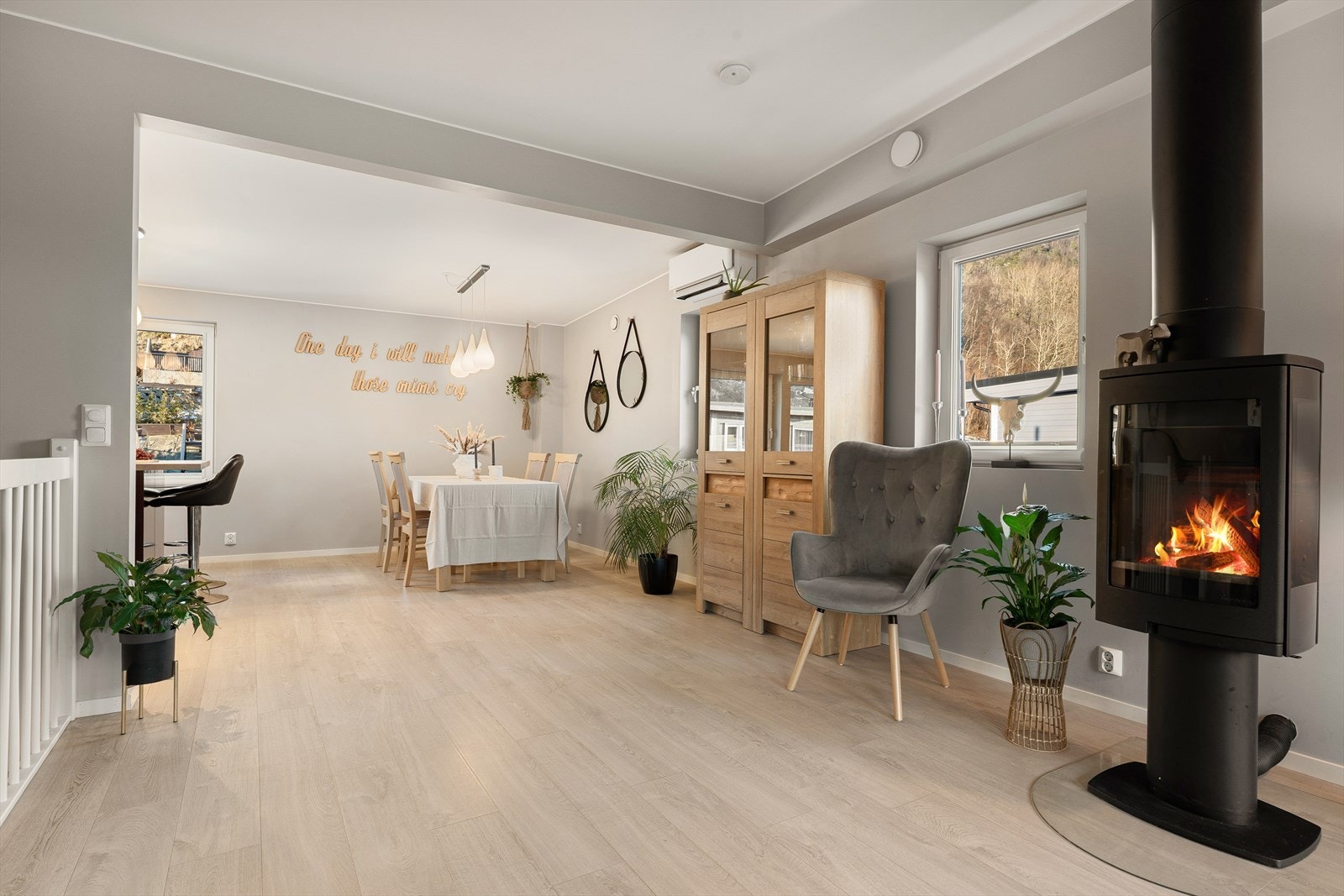 God og naturlig gjennomgang mellom stue og kjøkken. Galleribilde