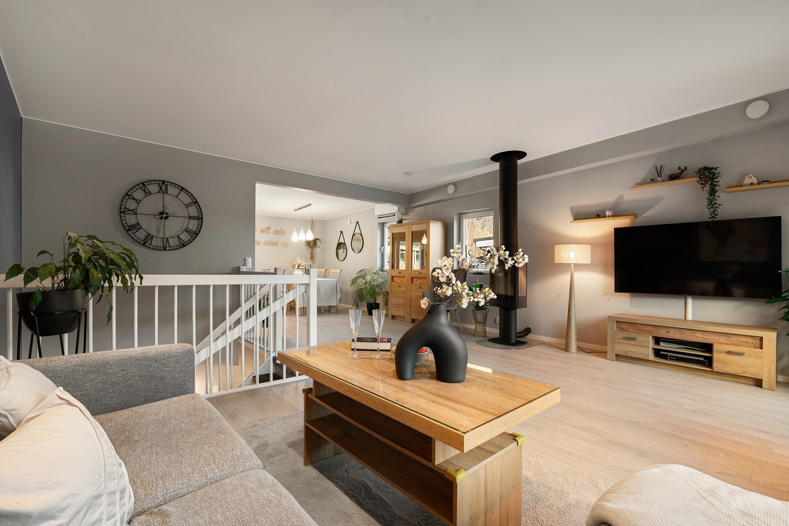 Stor stue med god planløsning for det en skulle ønske å ha der. Galleribilde