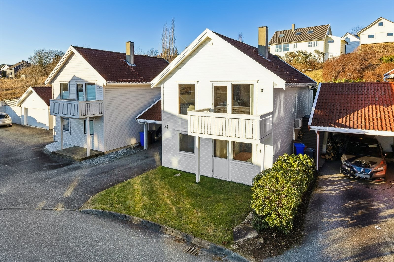 Også på fremsiden av boligen har man en liten hage. Galleribilde