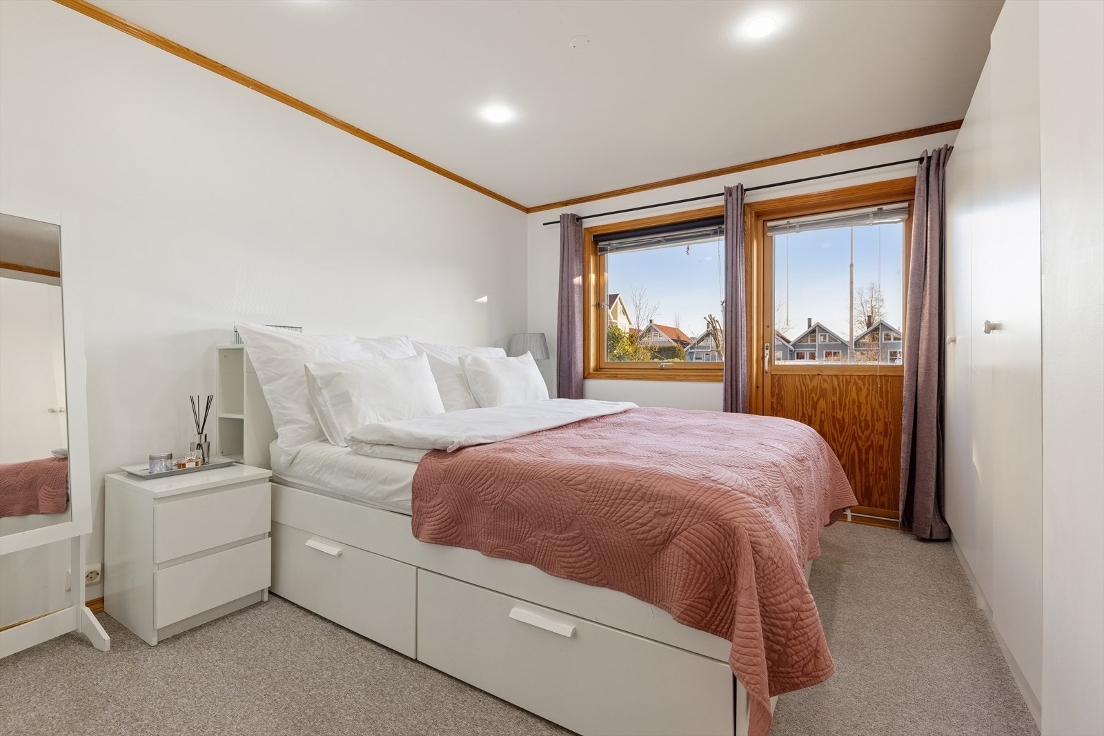 Soverom 2 benyttes i dag som hovedsoverom. Et stort og godt rom utstyrt med garderobe. Her har man i tillegg god plass til både dobbeltseng og tilhørende møblement. Galleribilde