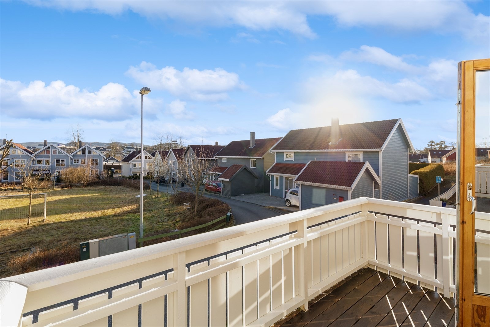 Et trivelig nabolag med stort grøntareal og lekeplass mellom boligene. Her vil både store og små trives! Galleribilde