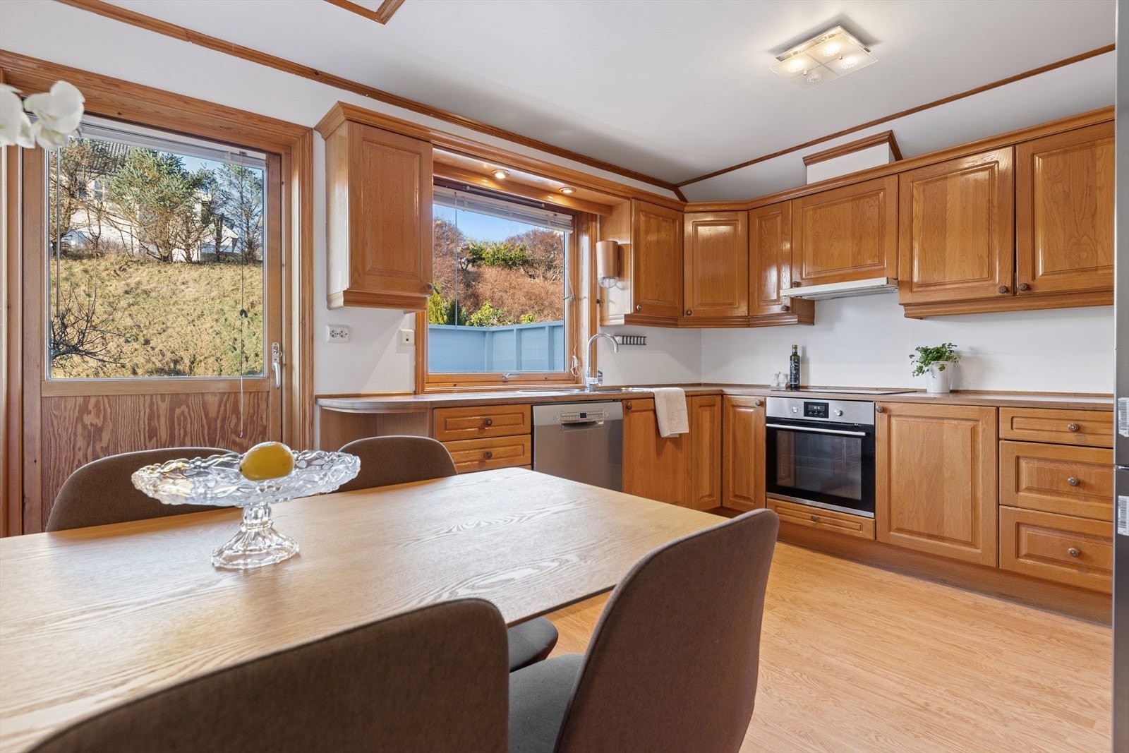 Kjøkkenet er ellers utstyrt med frittstående kjøleskap, oppvaskmaskin, komfyr og kjøkkenventilator med avtrekk ut. Galleribilde