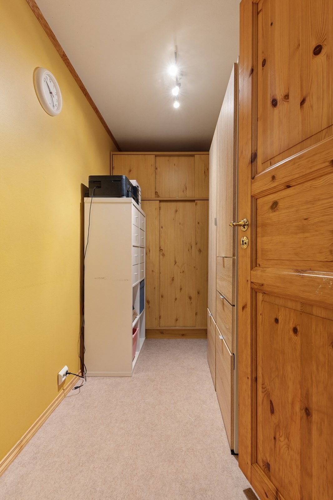 I tilknytning til entreen har man en romslig bod som gir god lagringsplass til familiens klær og utstyr. Galleribilde