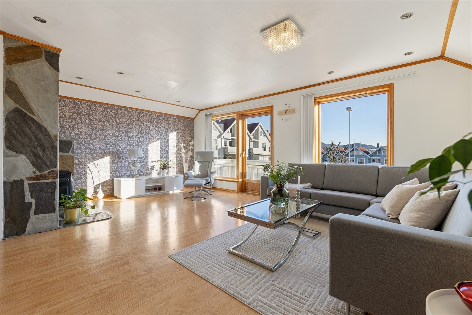 Her har man god plass til å møblere i flere soner med både sofa- og spisegruppe. Galleribilde