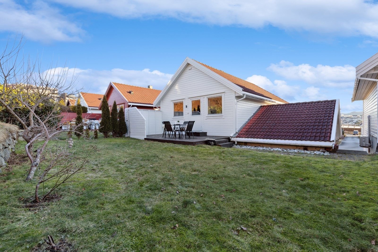 Eiendommen er på ca. 346 kvm og flott opparbeidet med en romslig hage og terrasse på baksiden av boligen. Her har man god plass til sittegrupper, trampoline og det som barna måtte ønske. Galleribilde