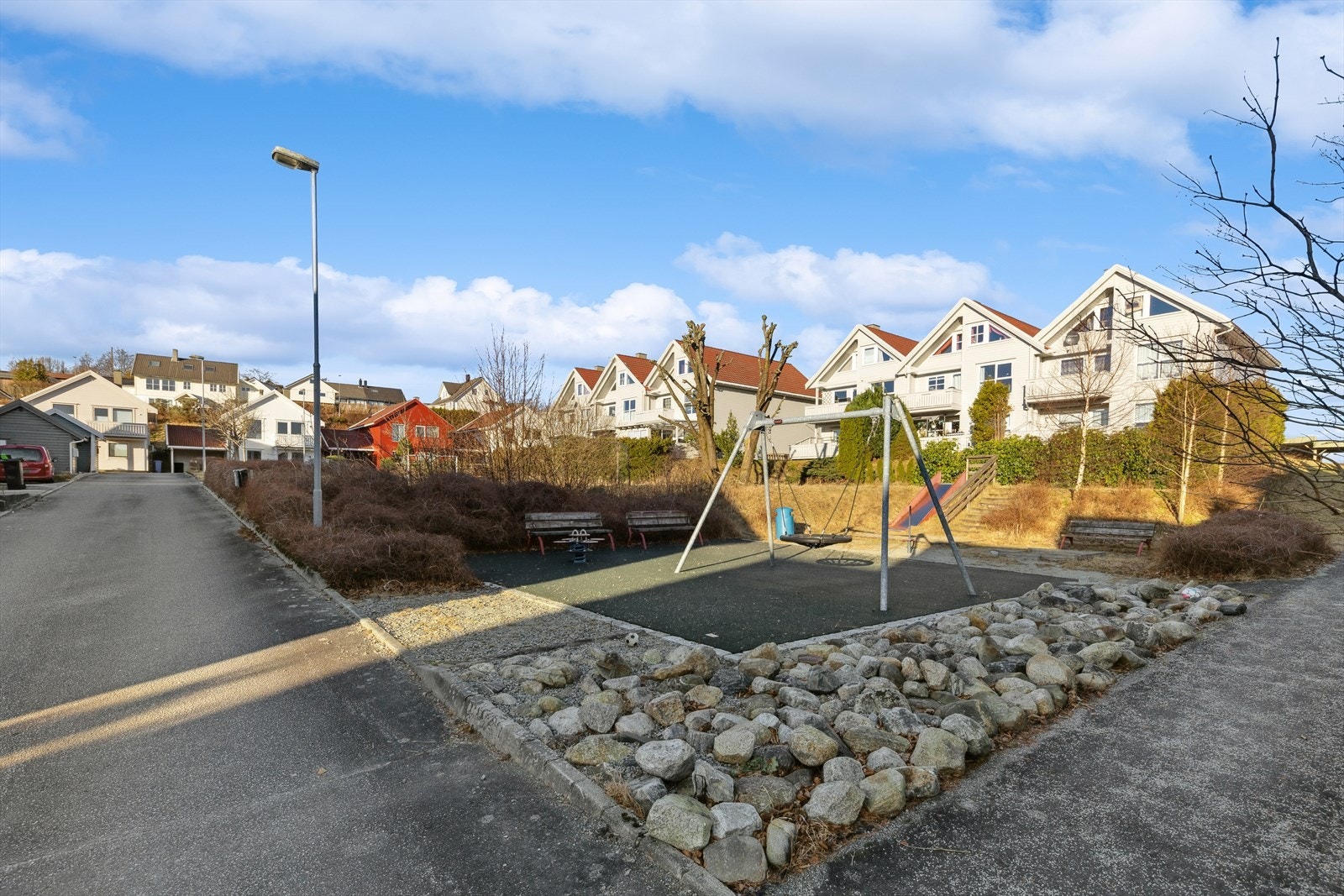 I Sandvedtunet har man et flott fellesområde med grøntareal og lekeplass. Nabolaget har ingen gjennomgangstrafikk, så dette er et trygt og trivelig nabolag hvor hele familien vil trives. Galleribilde