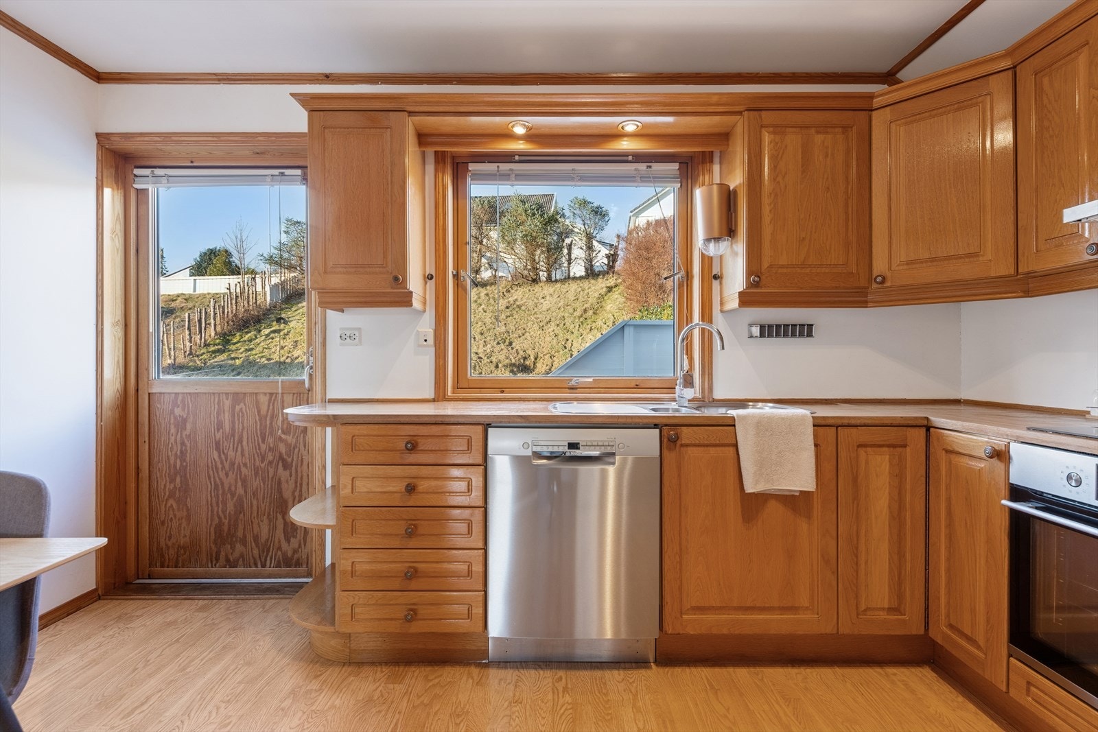 Fra stuen har man utgang til uteområdet. Galleribilde