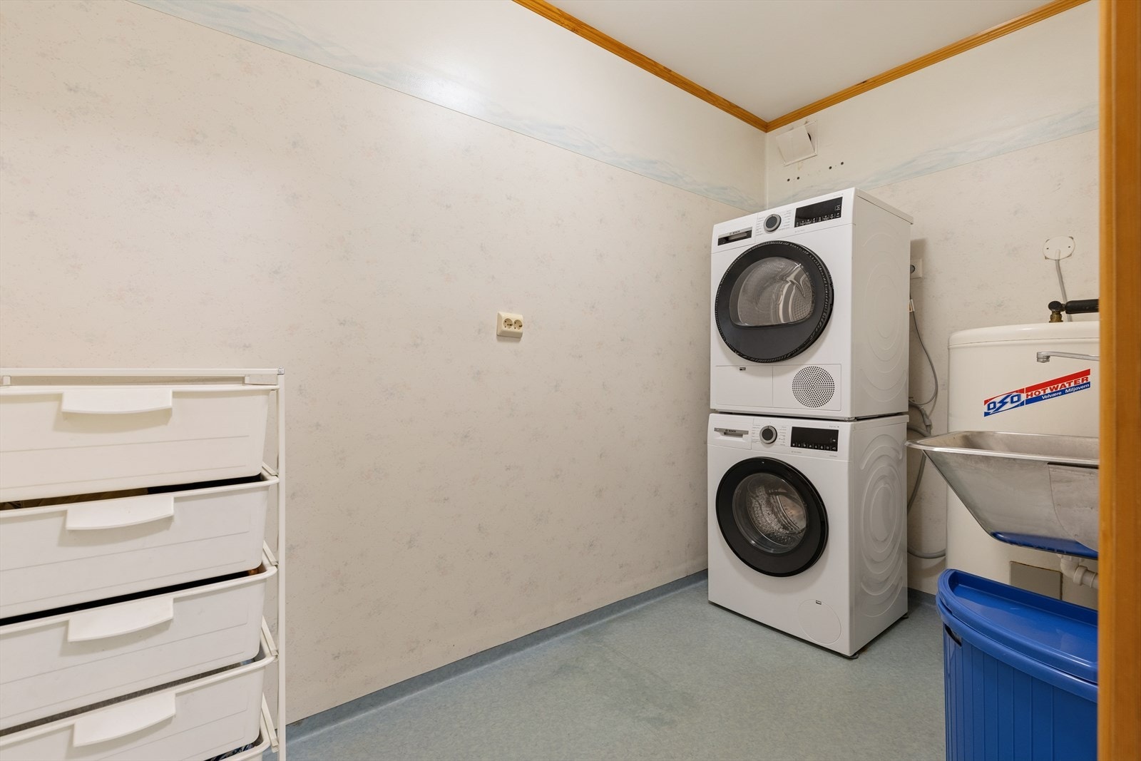 I tilknytning til baderommet finner man et praktisk vaskerom. Vaskerommet er innredet i tilsvarende stil som baderommet og er utstyrt med varmtvannsbereder, utslagsvask og opplegg for vaskemaskin. Galleribilde