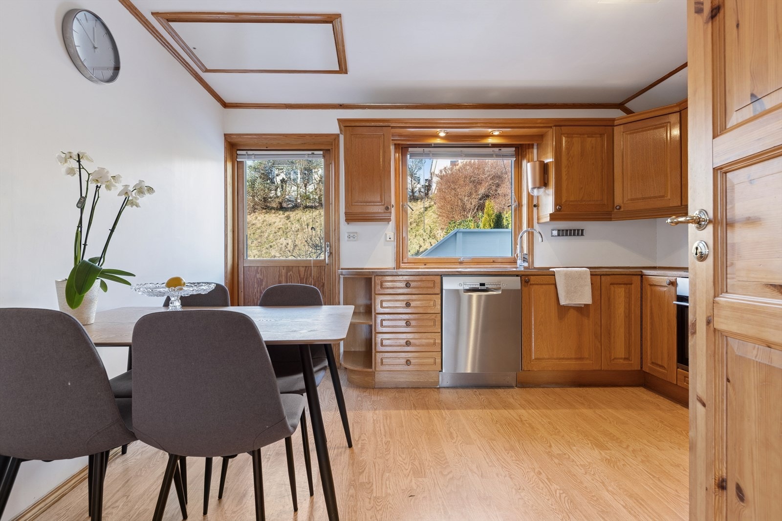 Kjøkkenet er innredet med trefargede, profilerte fronter og trefarget benkeplate i laminat. Et romslig kjøkken hvor man har godt med skap og skuffeplass, samt gode arbeidsflater på benk. Galleribilde