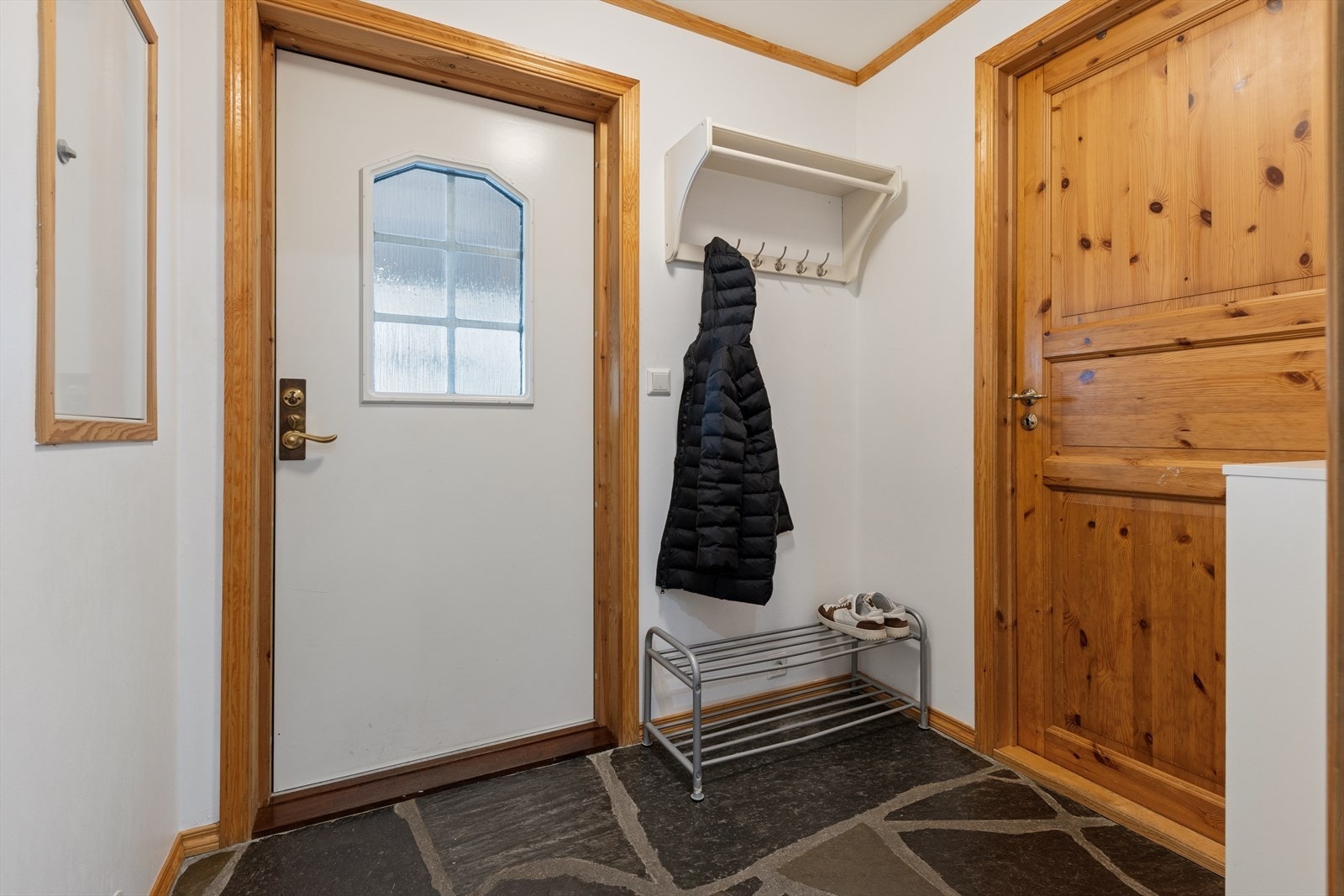 Man ønskes velkommen inn i en romslig entré hvor man har god plass til å henge fra seg yttertøy og sko. Galleribilde