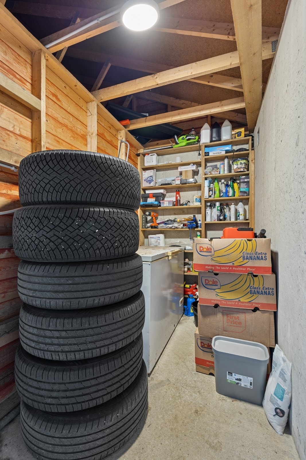 Romslig, utvendig bod med god lagringsplass. Galleribilde