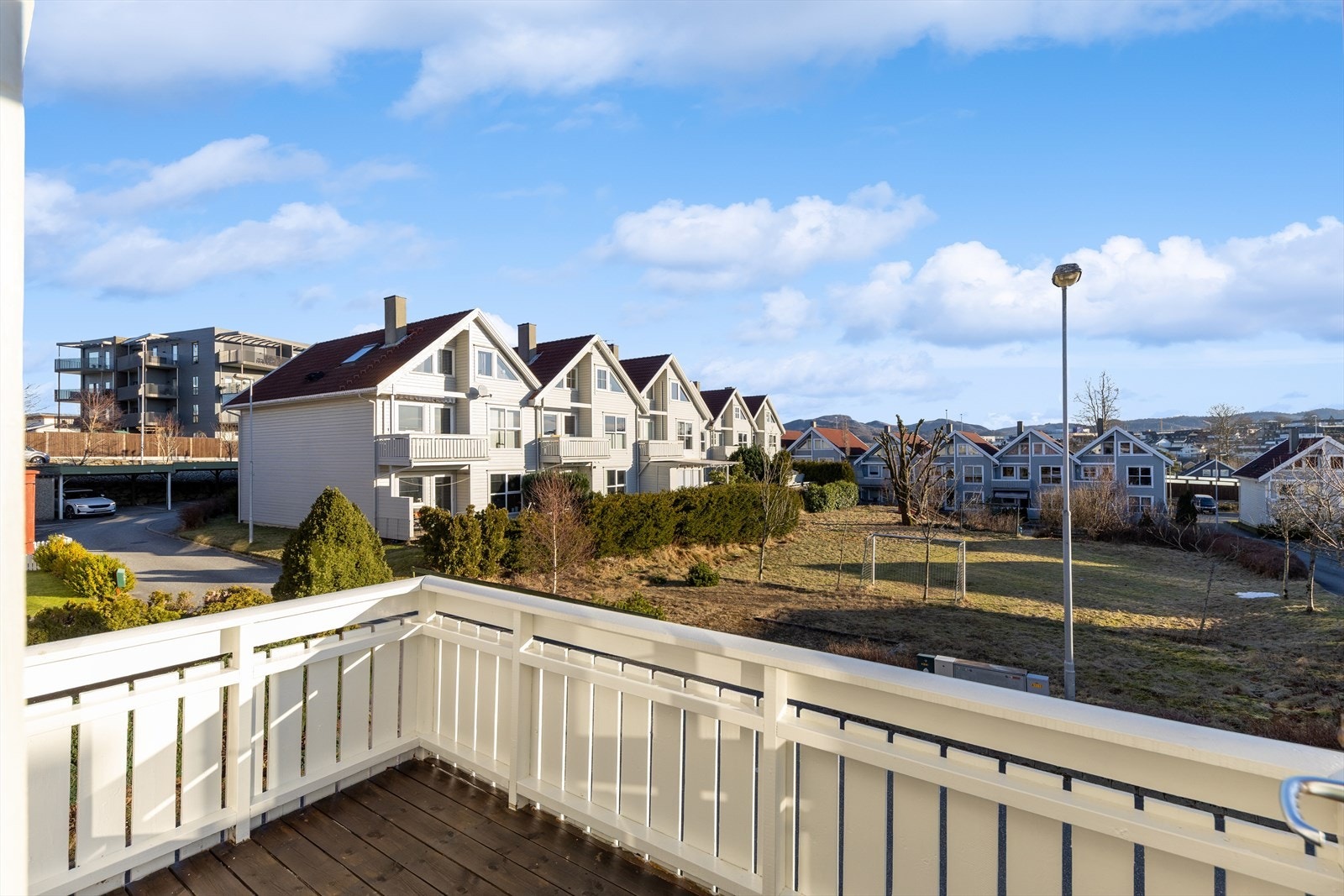 Fra balkongen har man flott utsikt over grøntområdet i gata og Vedafjell i bakgrunn. Galleribilde
