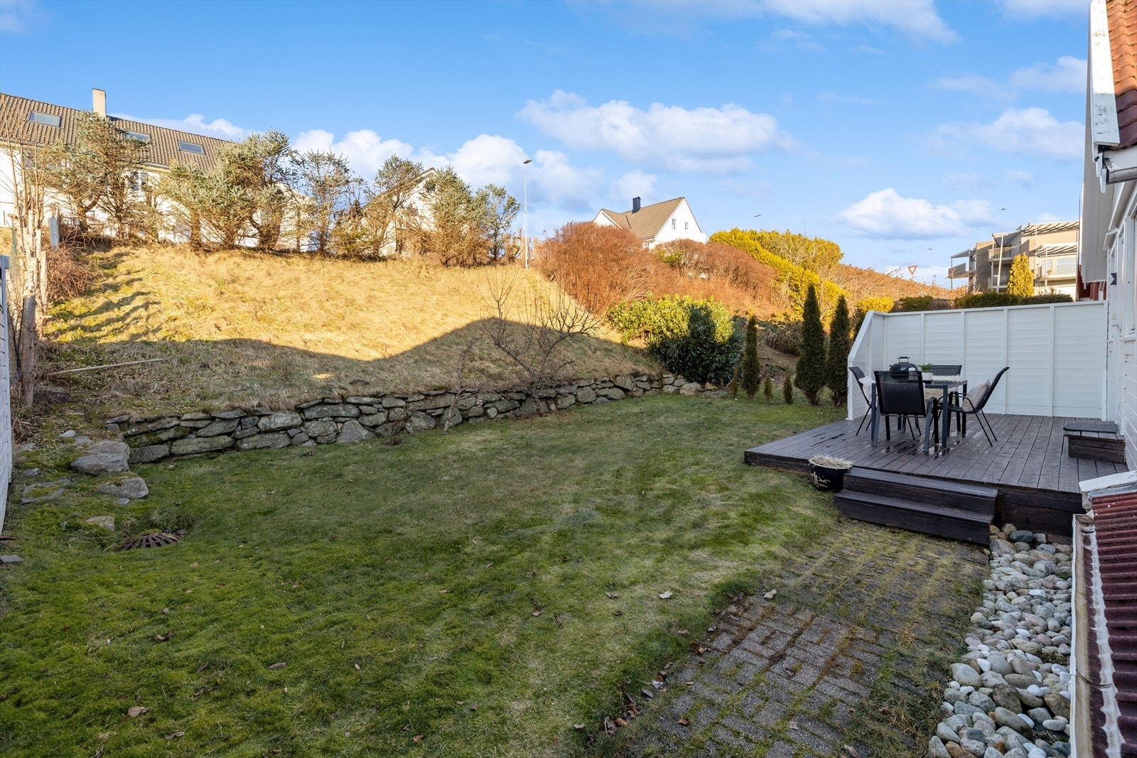 Et kjekt, vestvendt uteområde med god boltreplass for store og små. Galleribilde