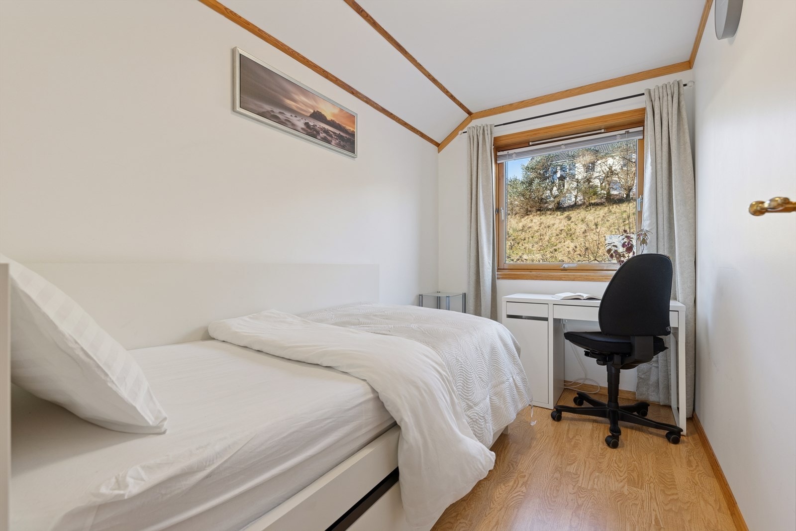 Soverom 1 ligger i andre etasje og er det minste soverommet av de tre soverommene i boligen. Dette passer godt som barnerom, gjesterom, kontor eller lignende. Galleribilde