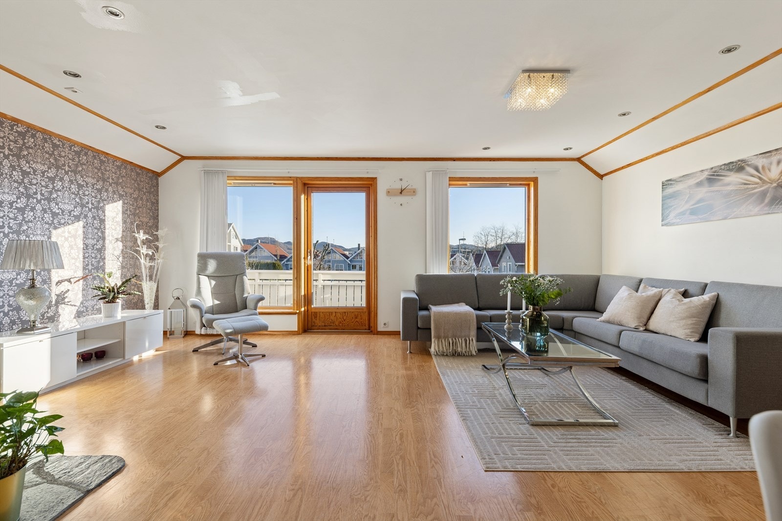 Boligens samlingspunkt er stuen som ligger i andre etasje. Et lyst og innbydende rom med store vindusflater som sørger for rikelig med naturlig lys. Galleribilde