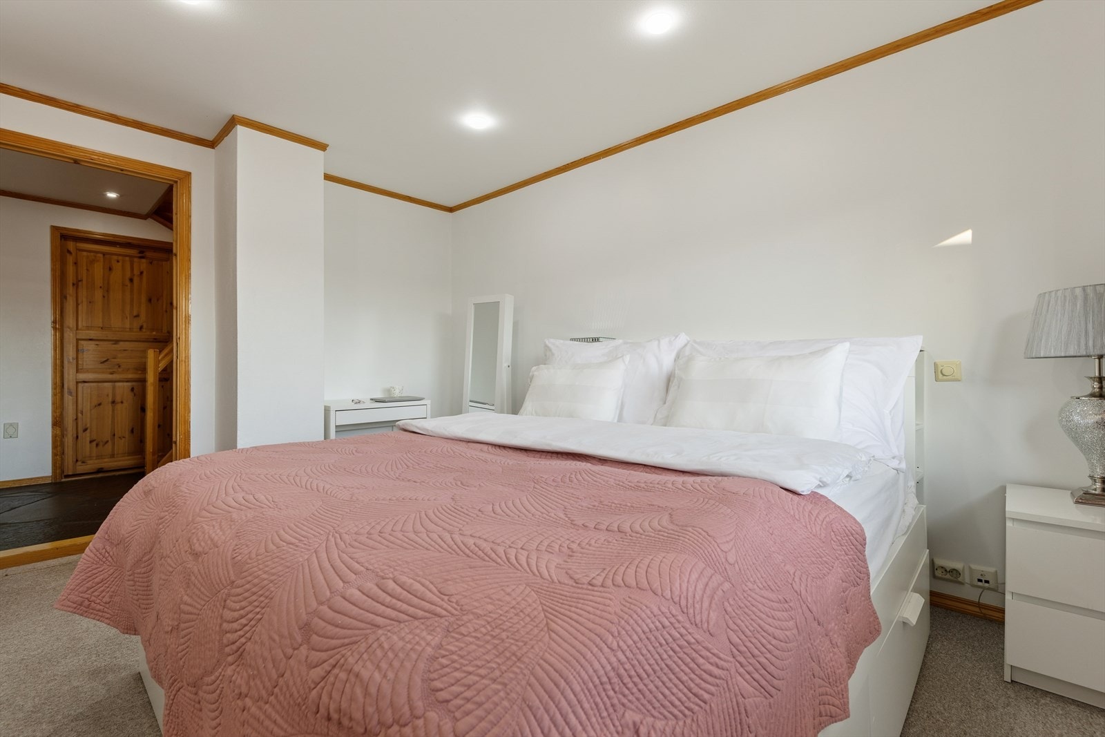 Fra soverommet har man også utgang til uteområdet på fremsiden av boligen. Galleribilde