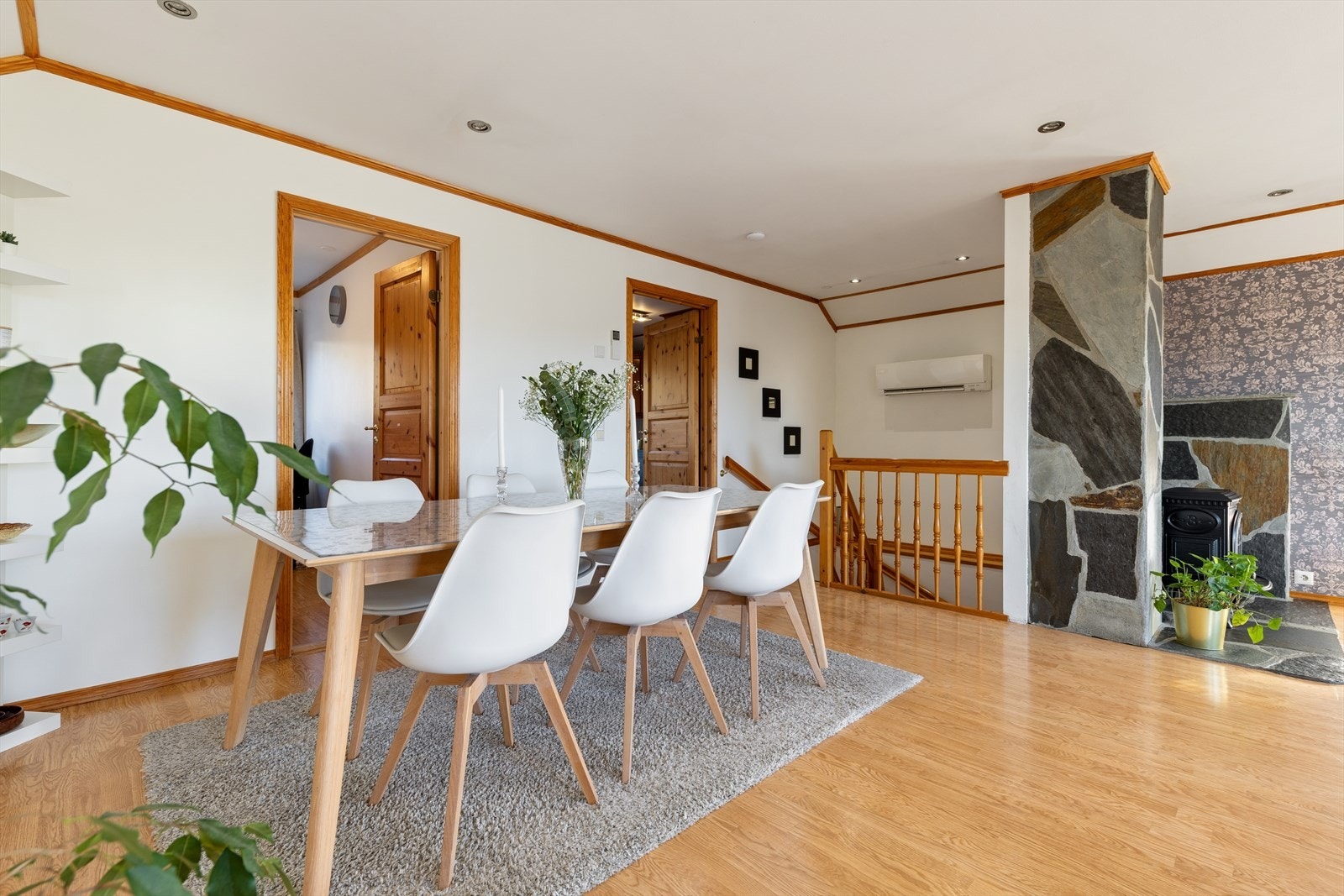 Stuen er ellers utstyrt med både varmepumpe og vedovn som sørger for god- og energieffektiv oppvarming. Galleribilde