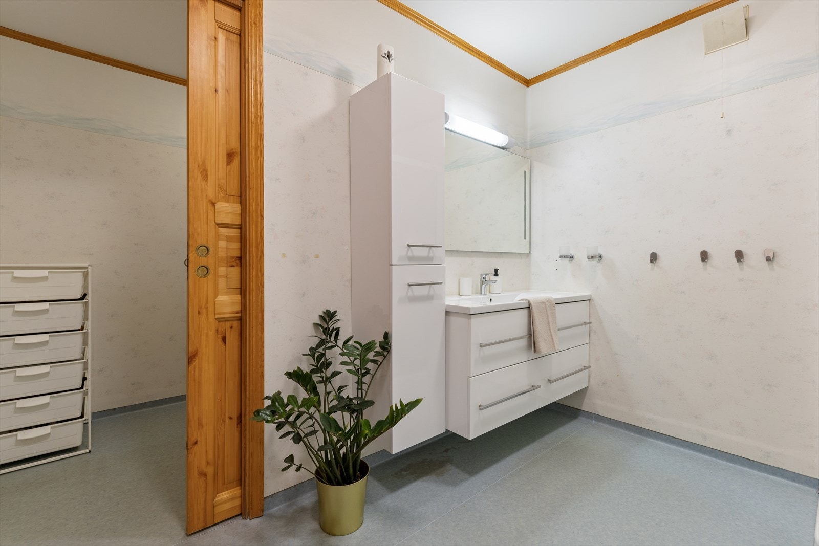 Badet er ellers utstyrt med dusjhjørne, toalett og baderomsinnredning fra 2020 med nedfelt servant. Galleribilde