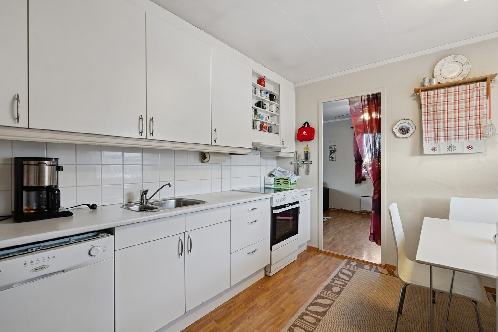 Kjøkkeninnredning med glatte fronter og benkeplate i laminat Galleribilde