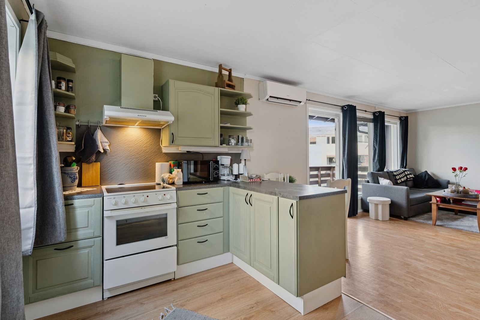 Kjøkkeninnredning med profilerte fronter og benkeplate i laminat Galleribilde