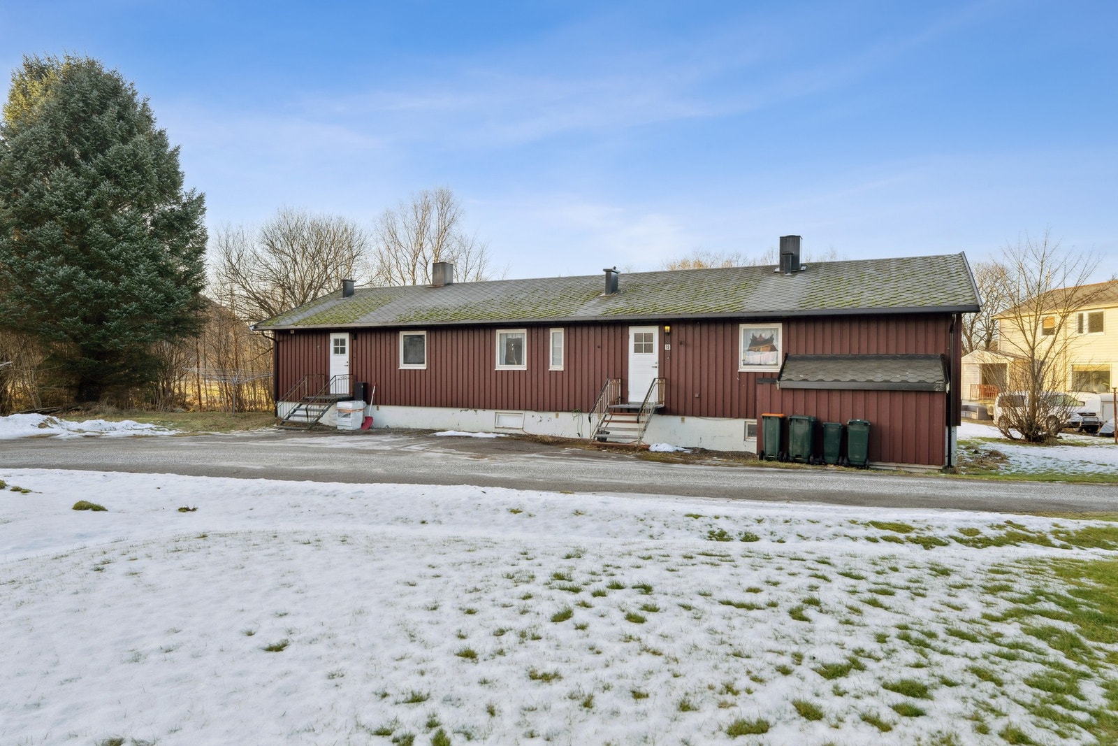 Boligen ligger i et etablert og familievennlig boligområde på Hustad, med kort vei til servicetilbud og gode oppvekstvilkår Galleribilde