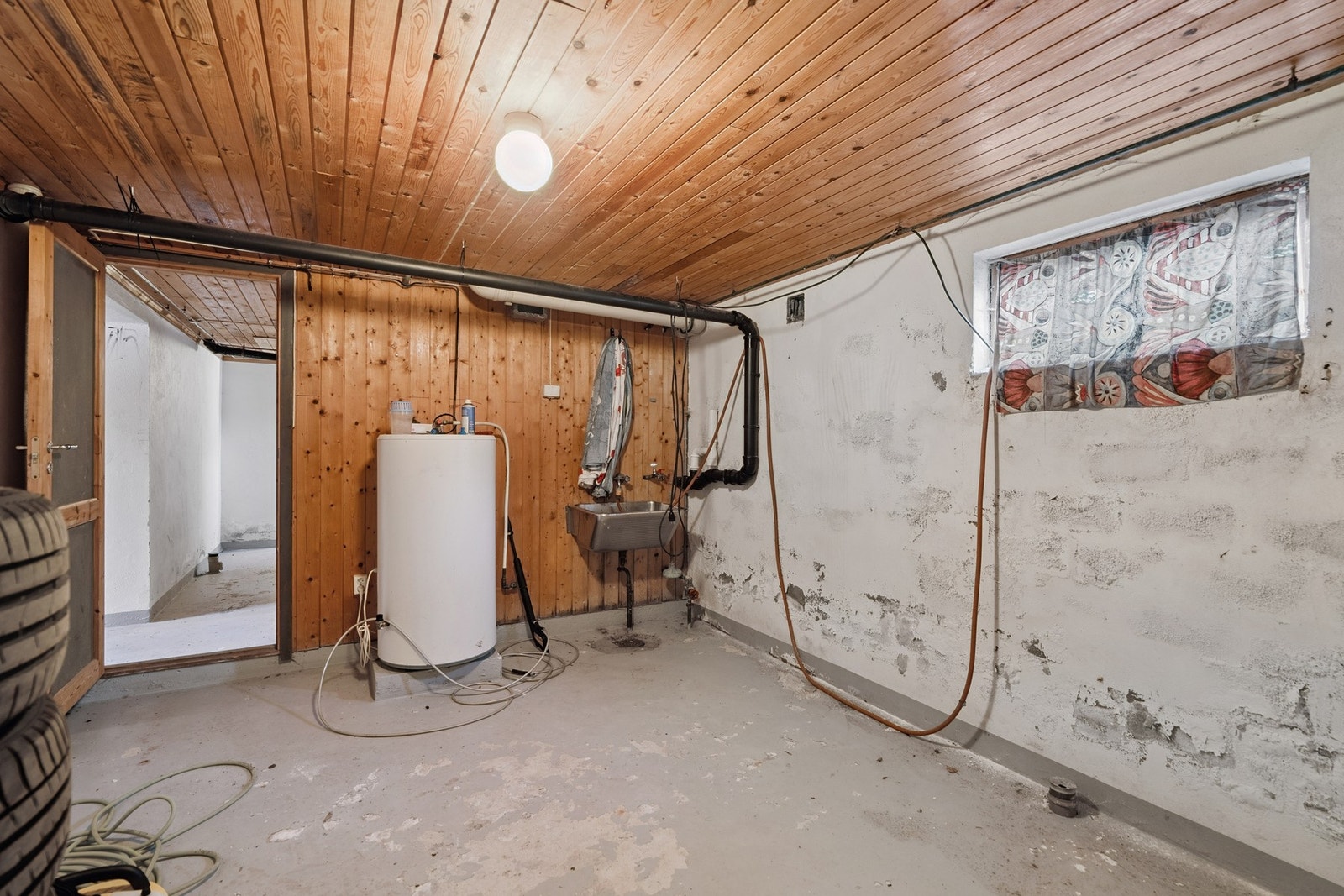 Underetasjen er uinnredet og består av boder Galleribilde