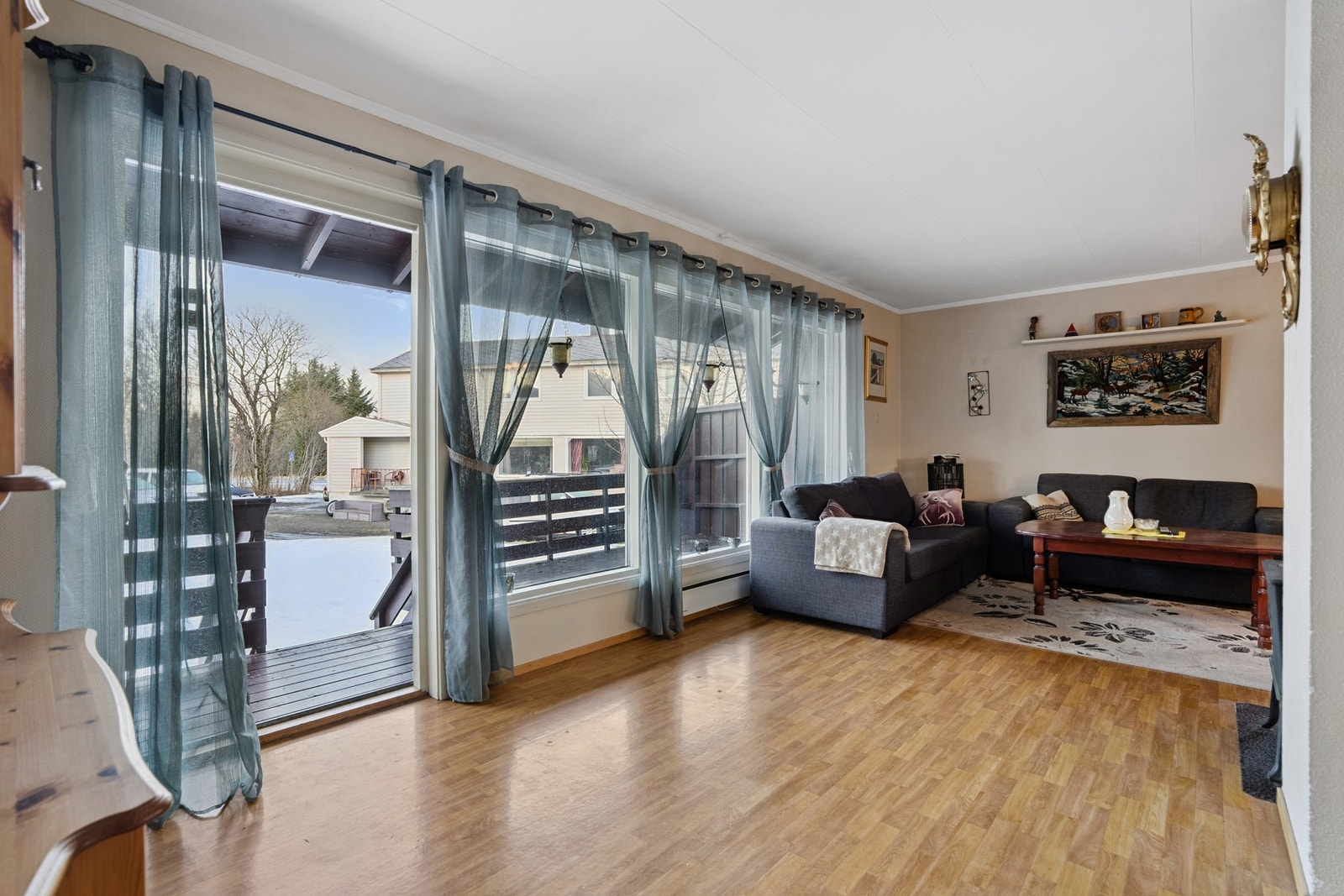 Fra stue er det utgang til veranda og hage Galleribilde