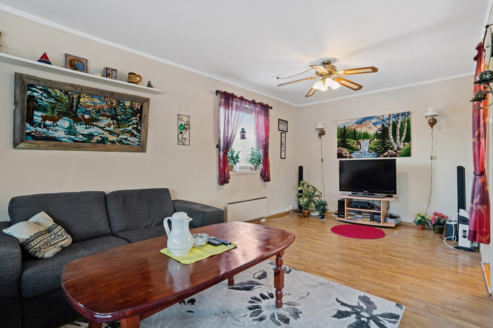 Romslig og lys stue Galleribilde