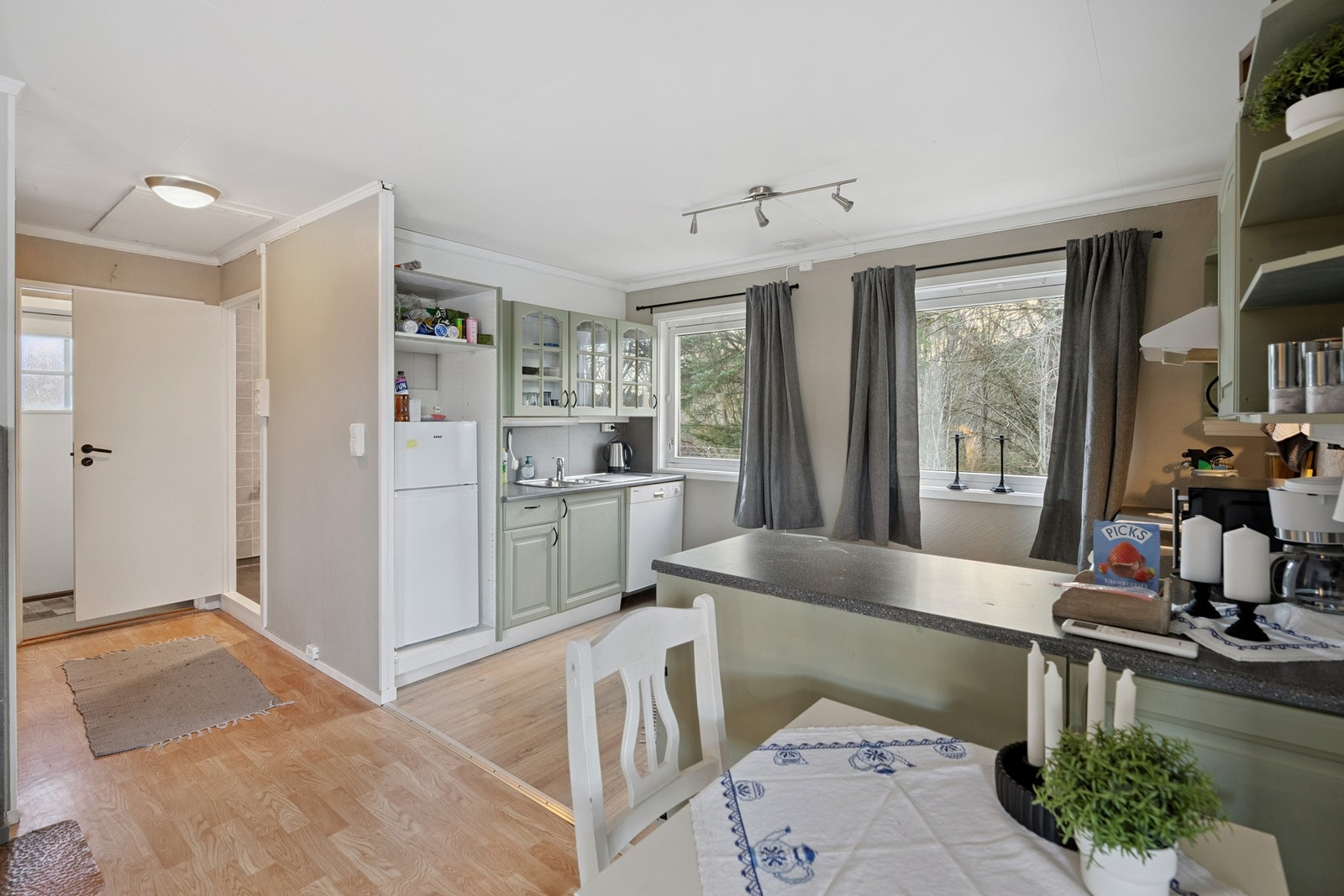 Det er åpen løsning mellom stue og kjøkken Galleribilde